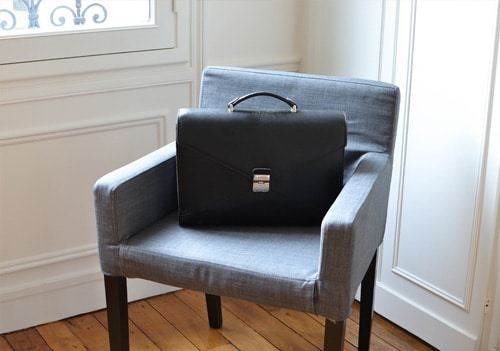 chaise-avec-un-sac-dessus