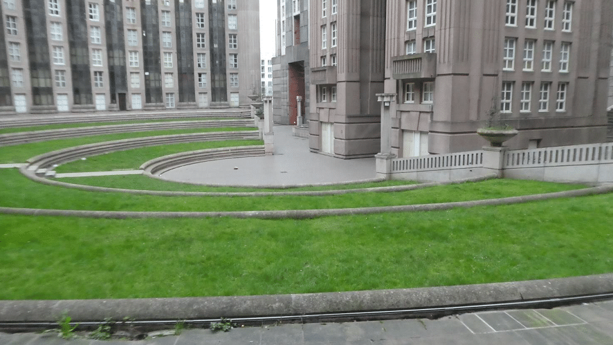 VENTE EN UN SEUL LOT, Noisy-le-Grand (93), place des Fédérés