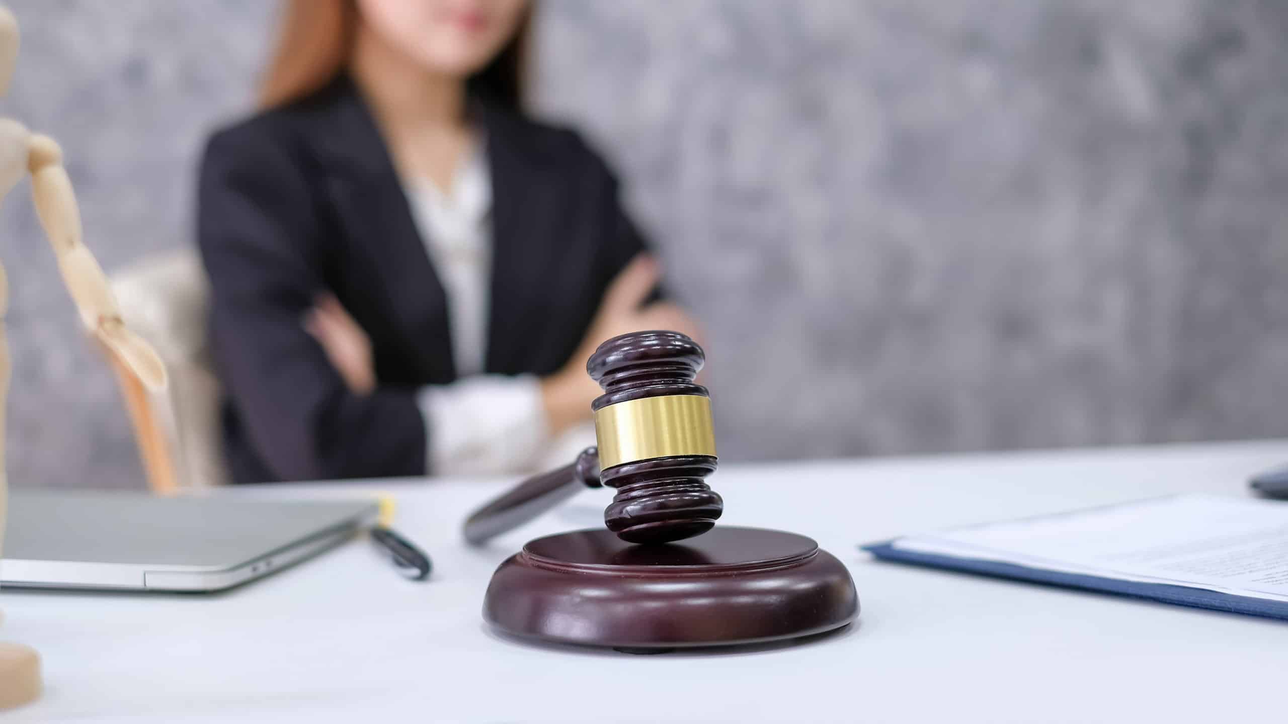 close-up-of-the-judge-hammer-at-the-office-2023-11-27-05-09-57-utc Le juge civil et la prescription fiscale