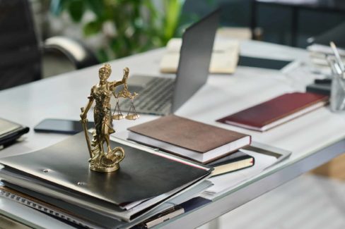 Une bureau recouvert de dossiers juridiques
