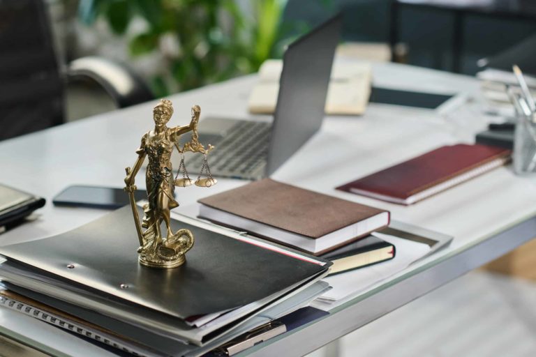Une bureau recouvert de dossiers juridiques