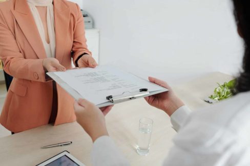 Étapes administratives pour l’embauche d’un travailleur étranger et vérification du titre de séjour en France