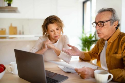 Couple examinant une facture, s’interrogeant sur sa valeur comme preuve de paiement