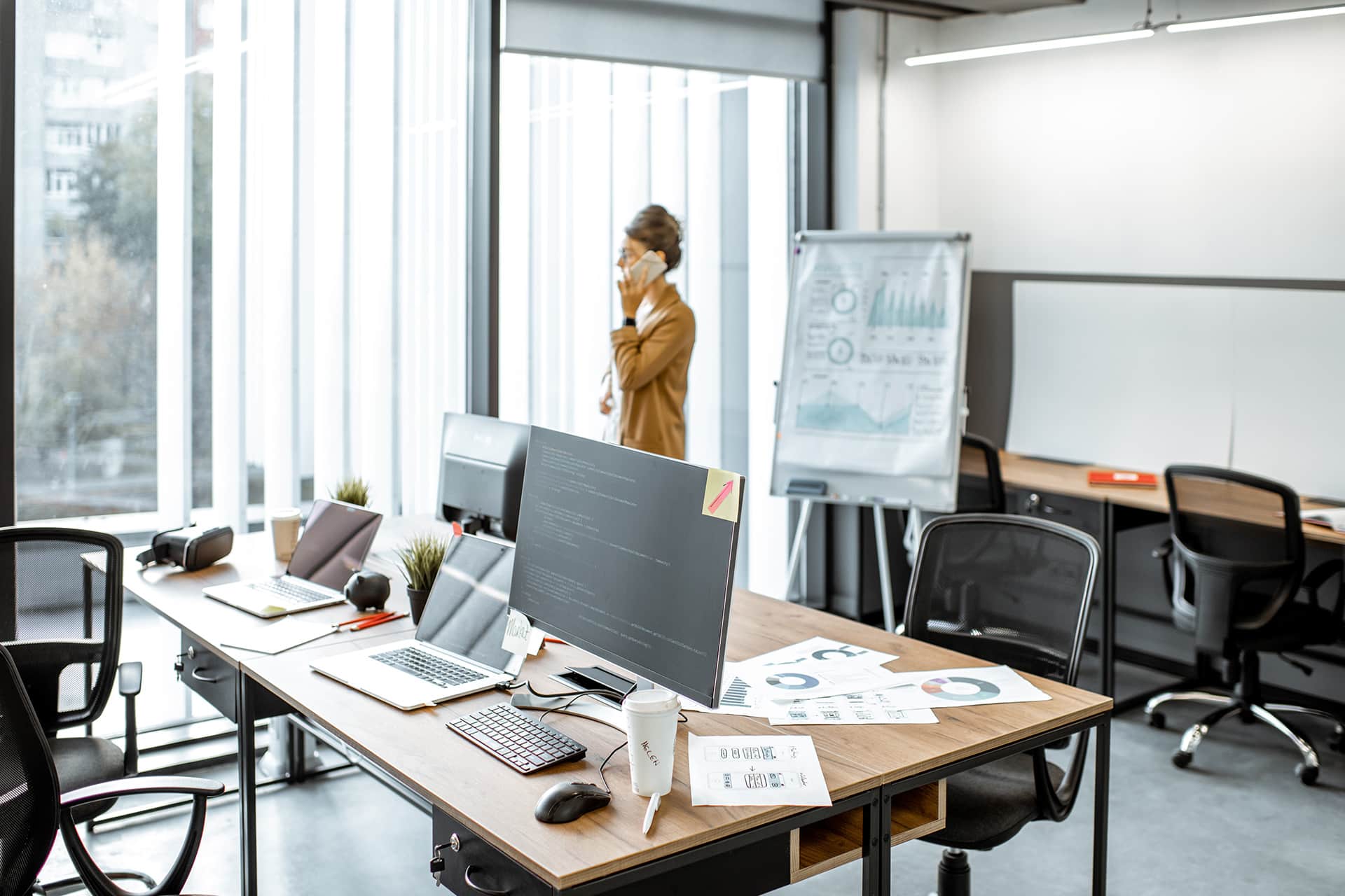 Bureau-vide-avec-ordinateur-et-dossiers-symbolisant-la-présomption-de-demission-ou-absence-d-un-salarie Bureau vide avec ordinateur et dossiers, symbolisant la présomption de démission ou l’absence d’un salarié