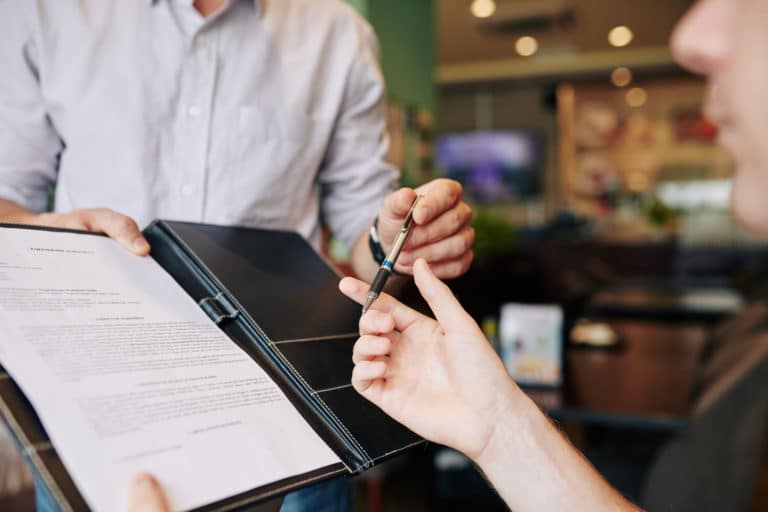 Indexation bail commercial : rédigez une clause neutre et conforme. Découvrez nos conseils suite à l’arrêt du 22 mai 2025 pour sécuriser vos contrats.