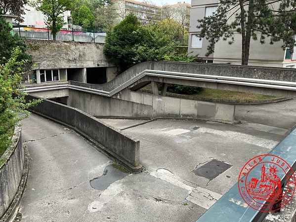 VENTE EN UN SEUL LOT, Commune du PLESSIS ROBINSON (Hauts de Seine)