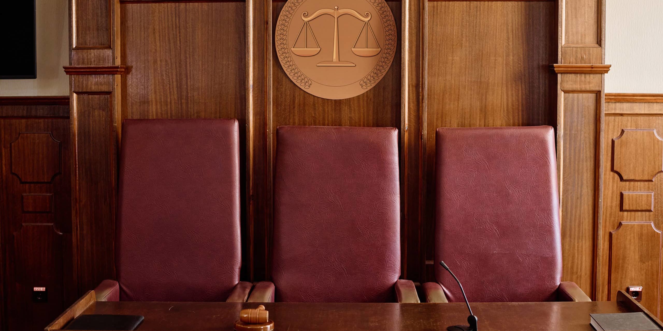 L’erreur du menuisier L’erreur du menuisier, égalité des armes dans une salle d’audience