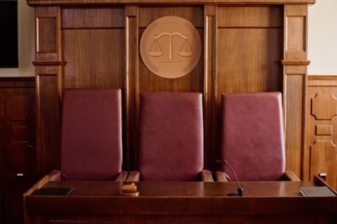 L’erreur du menuisier L’erreur du menuisier, égalité des armes dans une salle d’audience