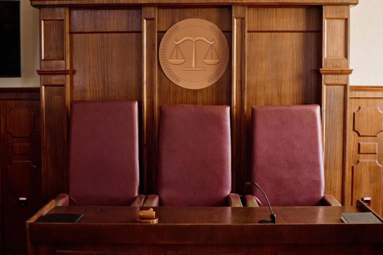 L’erreur du menuisier L’erreur du menuisier, égalité des armes dans une salle d’audience