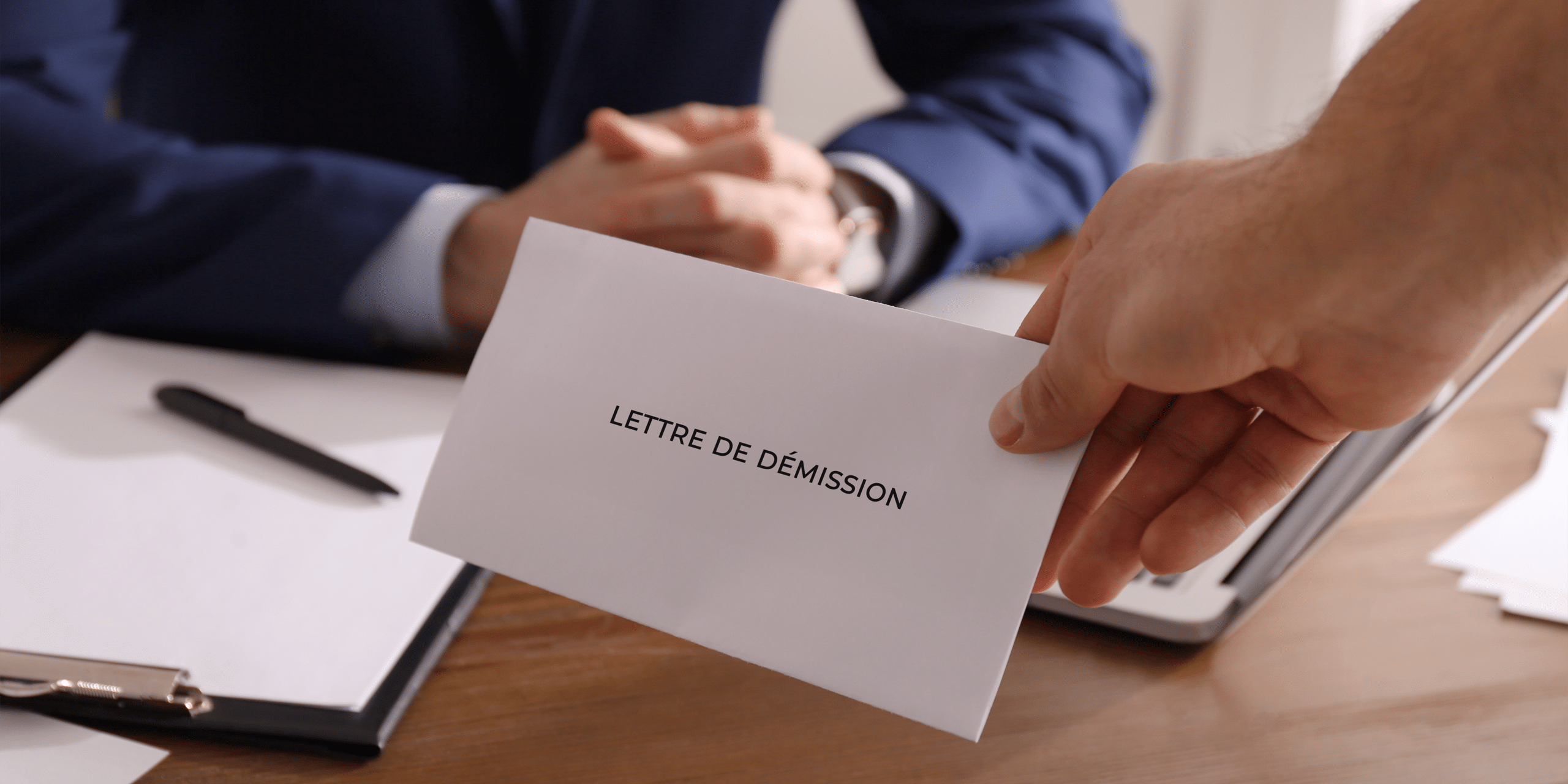 Démission non-équivoque du salarié Une démission non-équivoque du salarié peut être requalifiée en prise d’acte de la rupture aux torts exclusifs de l’employeur et être requalifiée en licenciement sans cause réelle et sérieuse