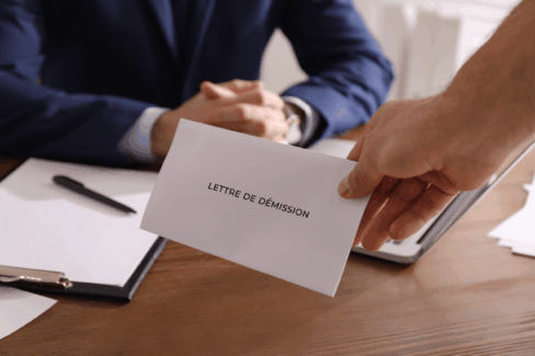 Démission non-équivoque du salarié Une démission non-équivoque du salarié peut être requalifiée en prise d’acte de la rupture aux torts exclusifs de l’employeur et être requalifiée en licenciement sans cause réelle et sérieuse