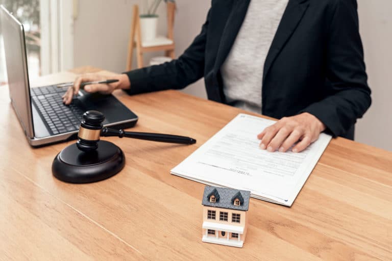 procédure d’appel en saisie immobilière avec documents juridiques et analyse d’un avocat