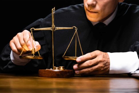 Les imposteurs de la justice Imposteurs de la justice, faux professionnels de la justice : faux avocat et faux notaire devant un tribunal