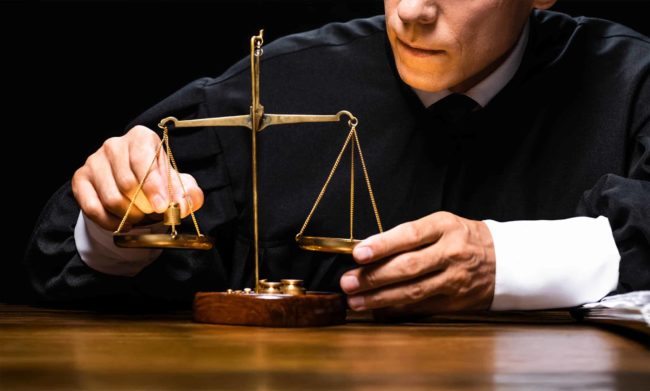 Les imposteurs de la justice Imposteurs de la justice, faux professionnels de la justice : faux avocat et faux notaire devant un tribunal